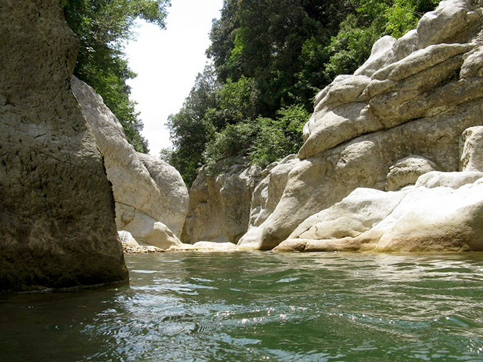 Le grande rocce bianche dell'Albegna, vicino da Rocchette di Fazio