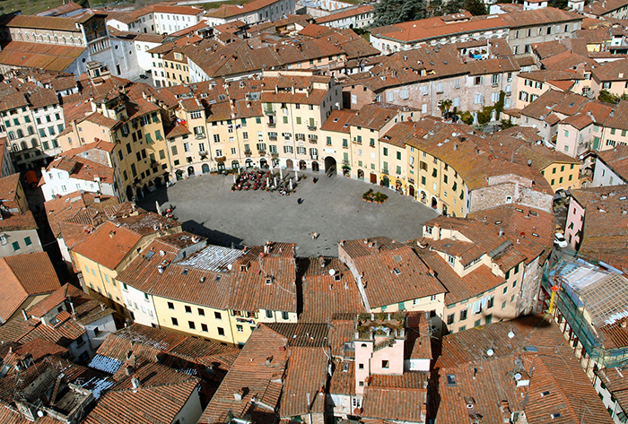 Lucca, piazza del teatro