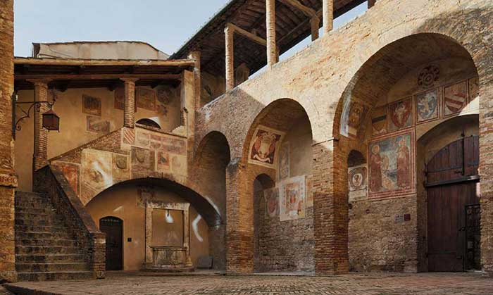 San Gimignano, Palazzo Comunale, courtyard