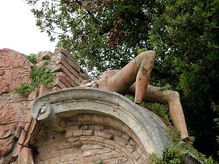 Villa Geggiano garden, Lush sculpture in the green theater


