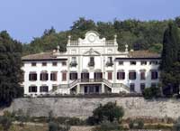 Villa Vistarenni is located between Radda and Gaiole in Chiant