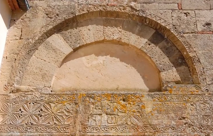 Façade, chiesa di San Pietro, Cedda