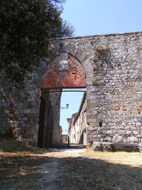 Montefollonico, Porta Triano 