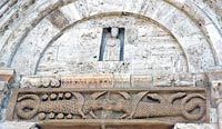 San Quirico d'Orcia, collegiata, le decorazioni dell'architrave del portale principale